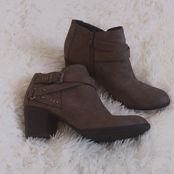 indigo rd. Shoes - Indigo rd. tan bootie with buckle